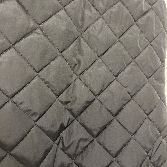 Old Navy• Black Quilted Lightweight Vest with Gold Zip-Up Pockets, Mens Size M - Picture 5 of 9